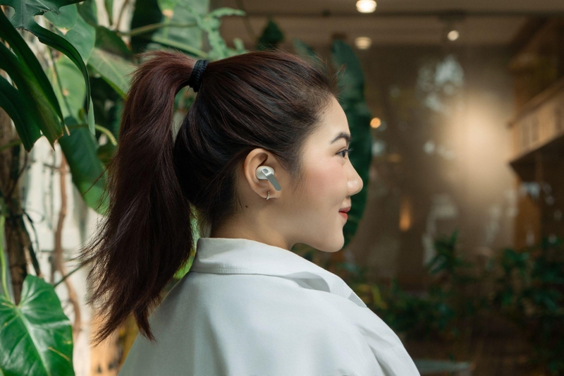 Hộp sạc và các tính năng điều khiển cảm ứng trên Galaxy Buds4 Pro