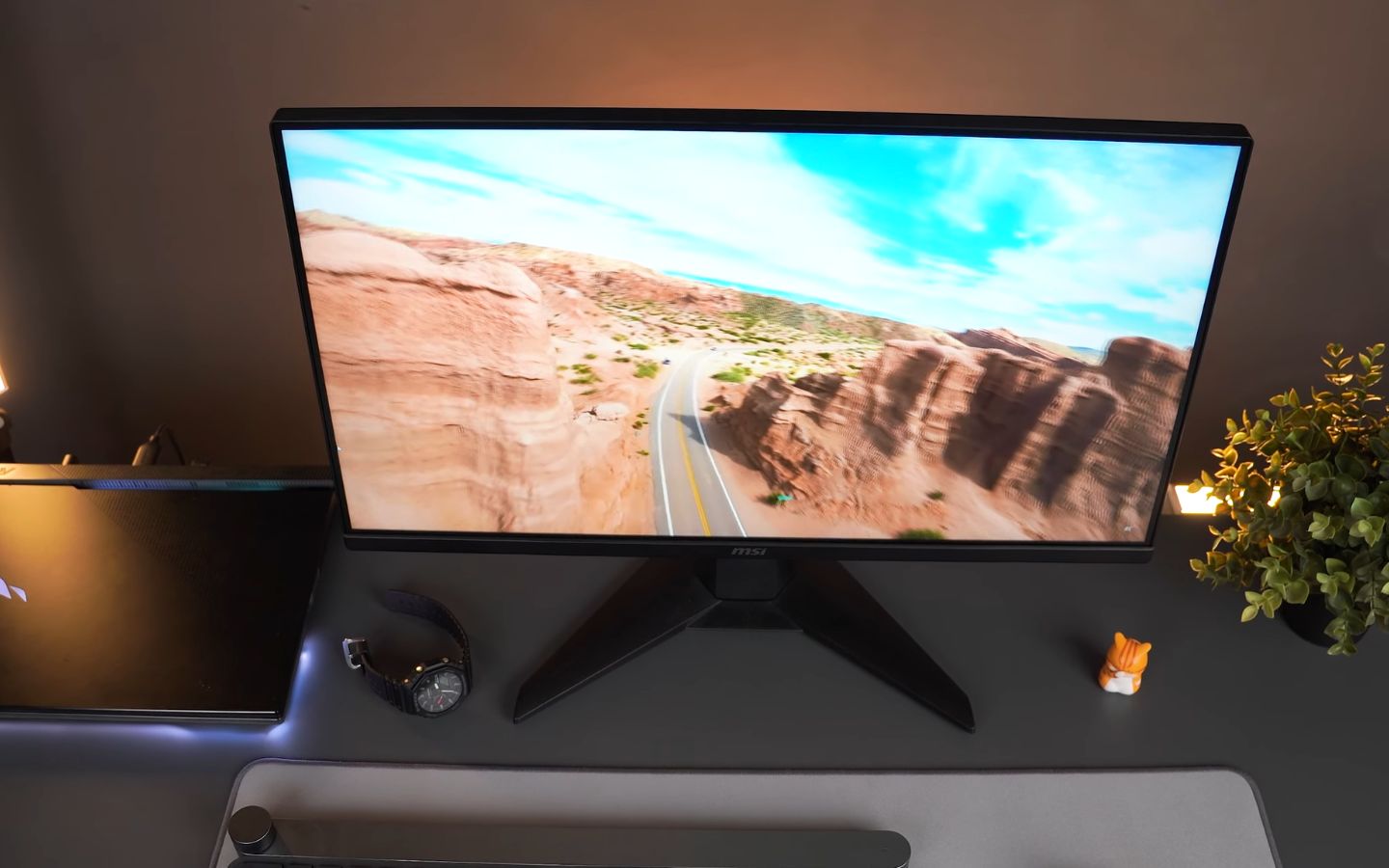 Điểm yếu nhất nằm ở phần chân đế: dù thiết kế hình chữ V khá chắc chắn