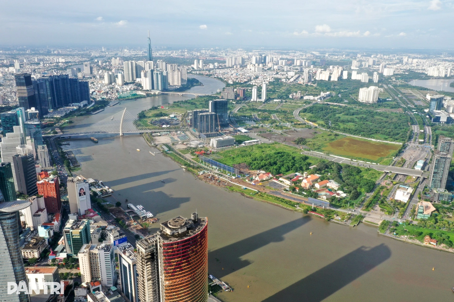 Người mua xem nhà và khu đô thị
