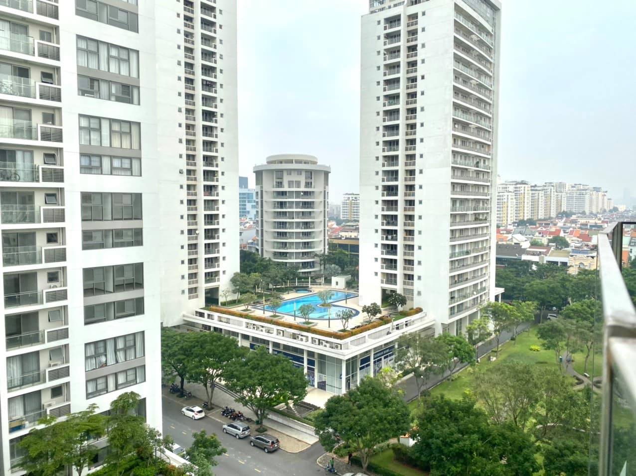 Gia đình xem căn hộ mẫu