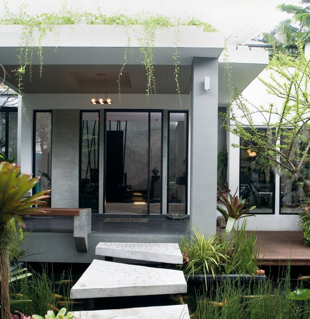 Khu nhà thấp tầng với nhiều cây xanh và hồ nước