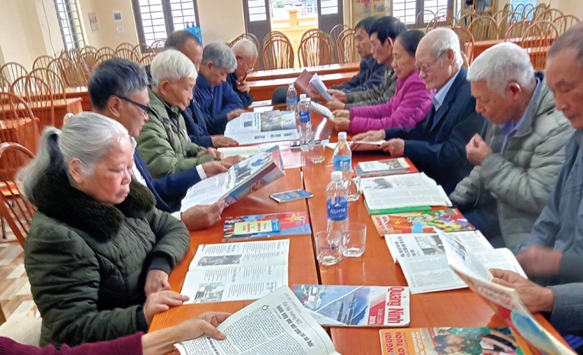 Người cao tuổi đọc sách