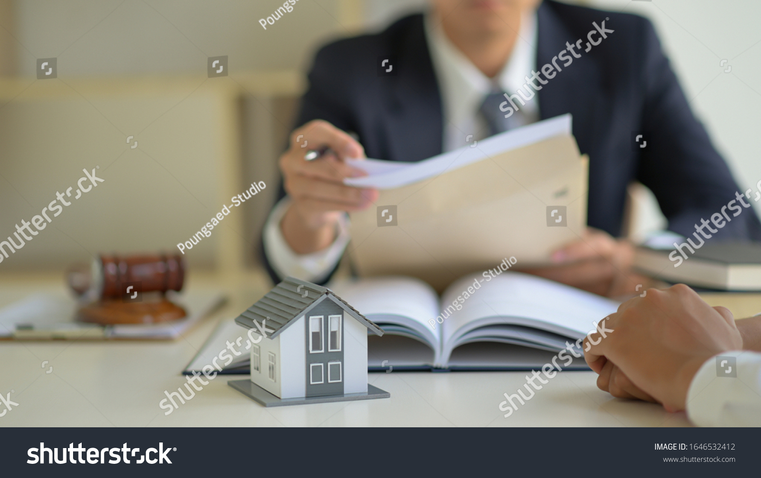 Văn phòng công chứng với các hồ sơ giao dịch nhà đất