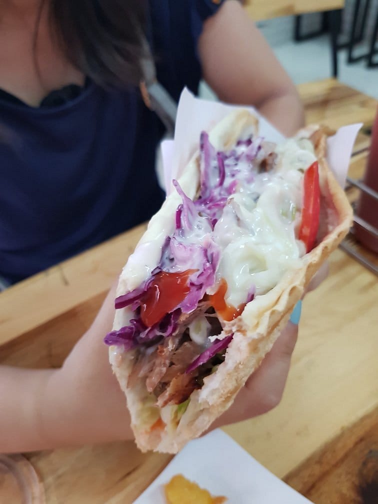Bánh mì Việt Nam nhân thịt nướng và rau tươi