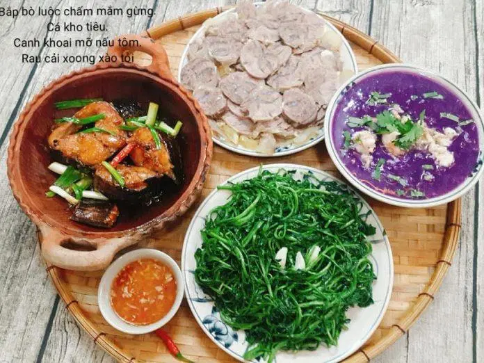 Mâm cơm gia đình ấm cúng