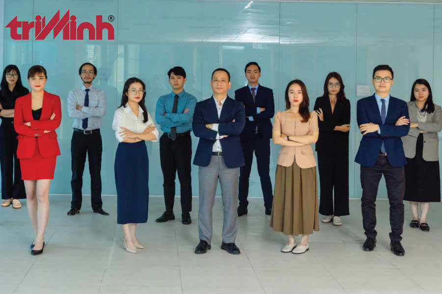 Alt: Nhà đầu tư xem bản đồ và giấy tờ