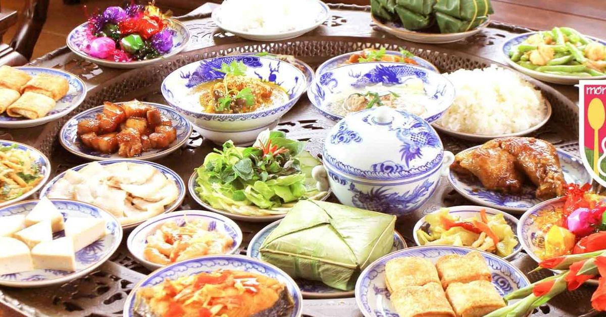 Bếp chuẩn bị món ăn Tết