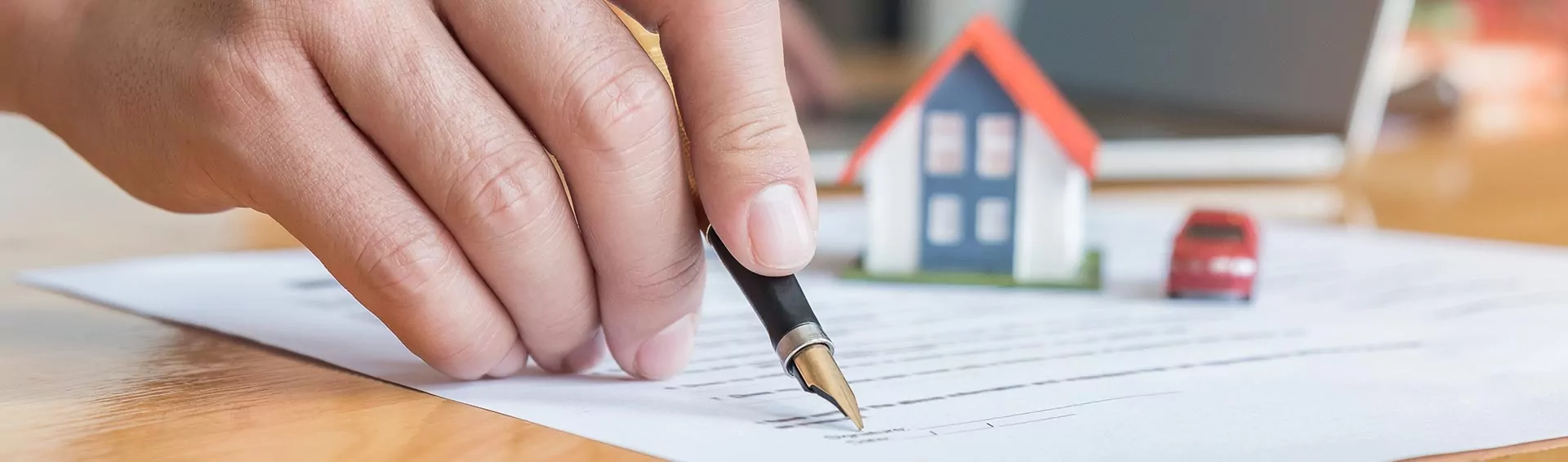 Người kiểm tra sổ hồng và giấy tờ pháp lý bất động sản