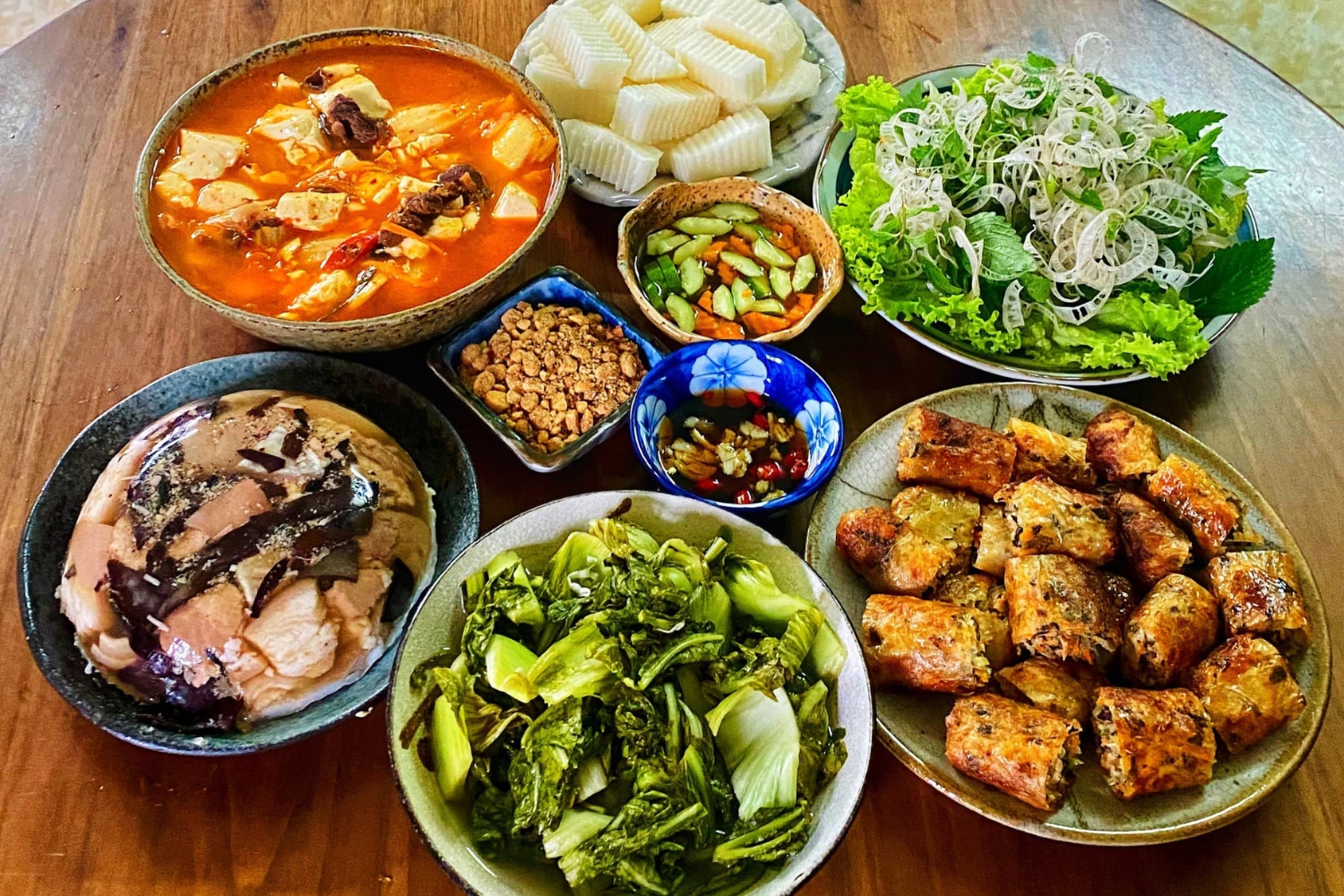 Mâm cơm gia đình ấm cúng