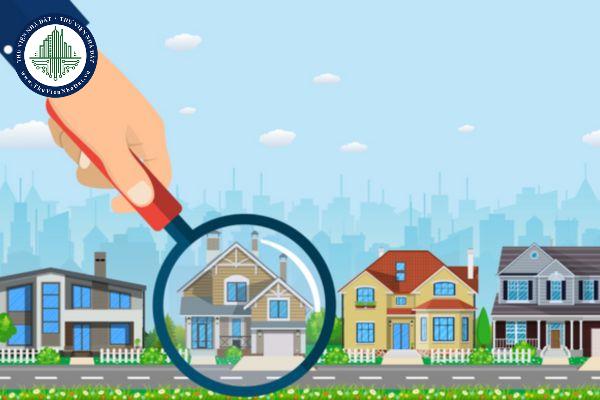 Người mua xem hồ sơ nhà đất