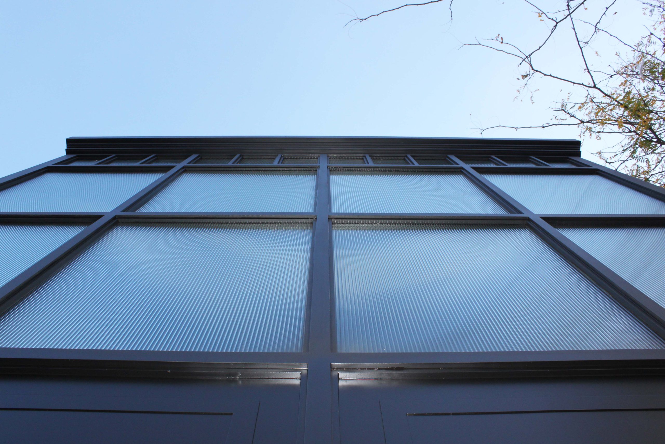 Thiết kế flagship với khung kim loại và lựa chọn màu sắc đa dạng