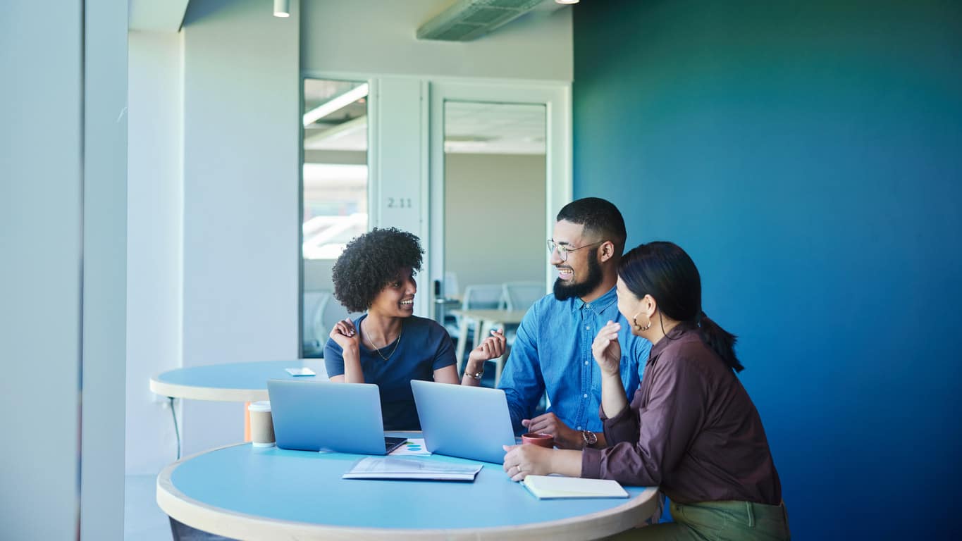 Phân tích funnel từ ad impression đến enrollment hoàn tất