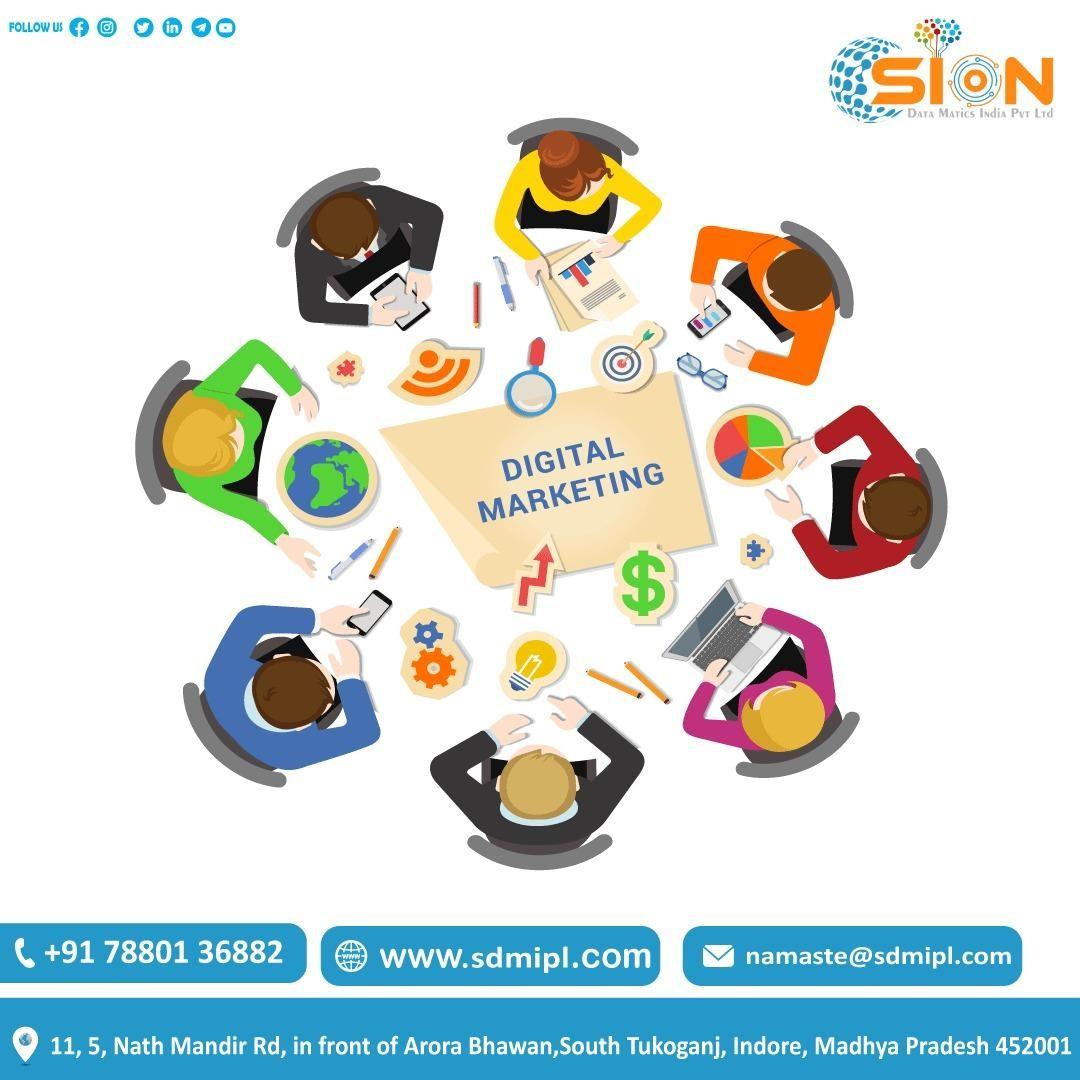 chuyên viên đang phân tích dữ liệu marketing trên máy tính