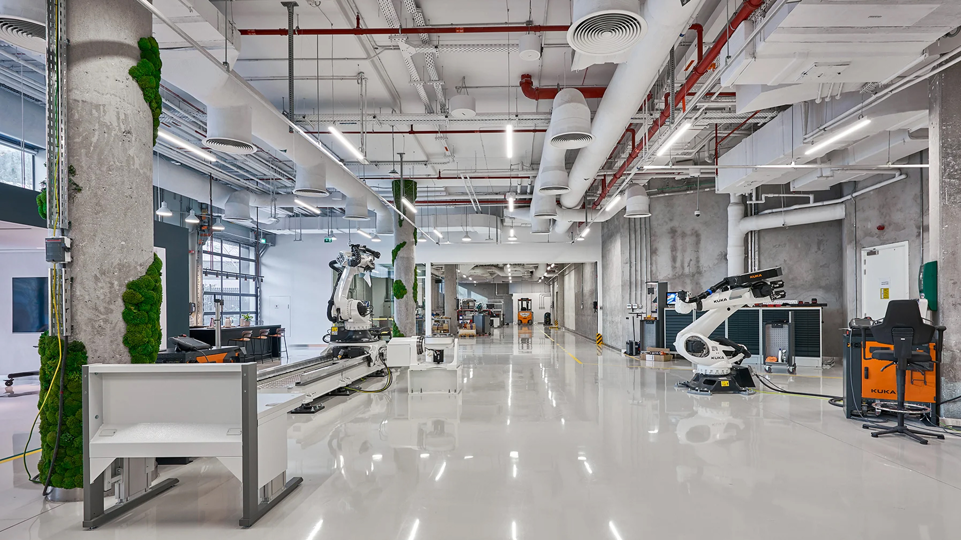 Hình ảnh phòng thí nghiệm robotics tại một công ty Việt Nam, với các mô hình robot AI-native đang trong giai đoạn phát triển