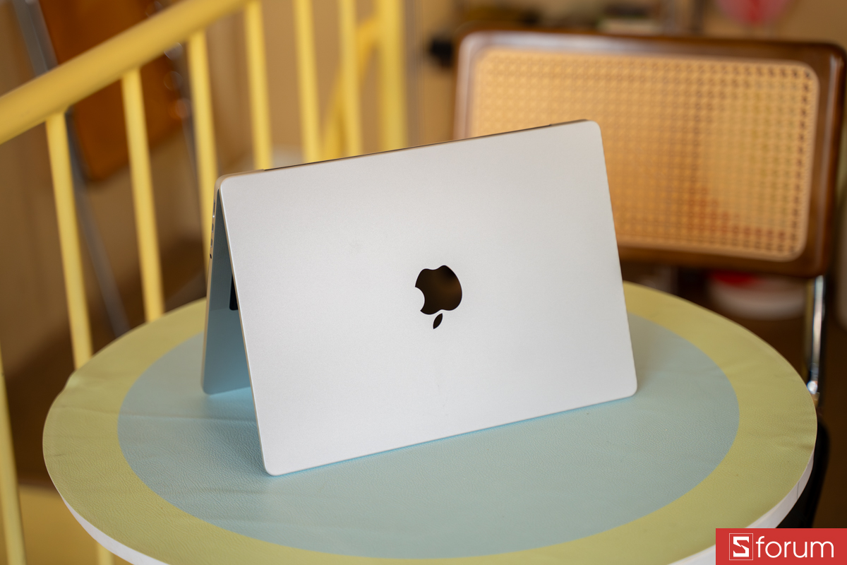 Tùy chọn bộ nhớ lên tới 128GB trên phiên bản M5 Max