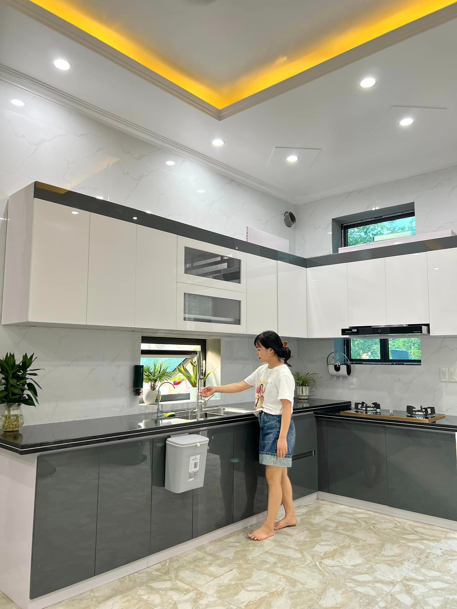 Tủ lạnh trong bếp chữ L