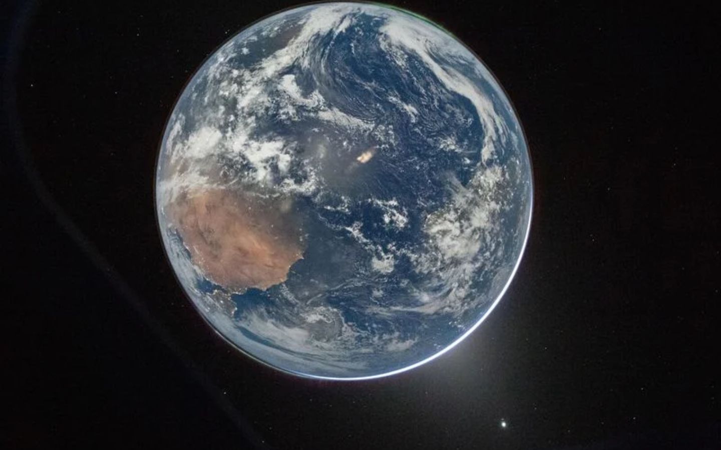 Hình chụp Trái Đất bằng thiết bị chuyên dụng