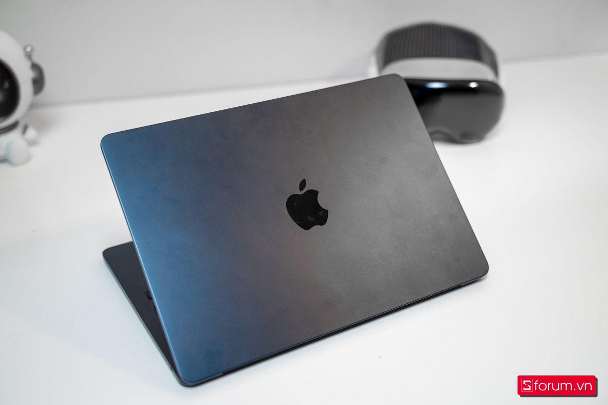 MacBook Air M2 pin 52.6Wh dùng được 18 giờ