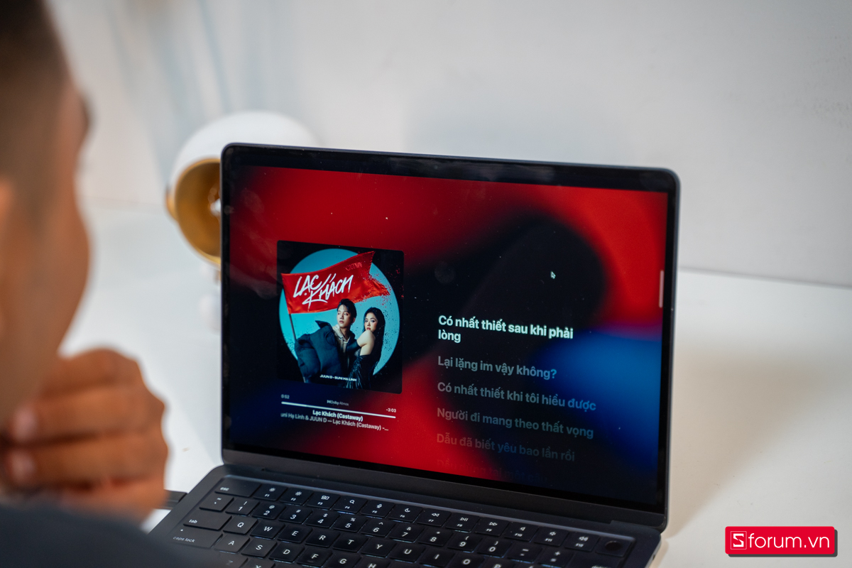 MacBook Air M2 với màn hình Liquid Retina rộng rãi