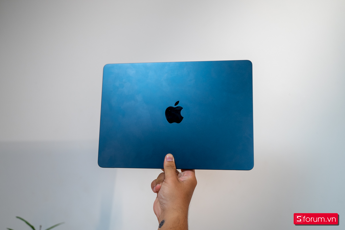 MacBook Air M2 MagSafe 3 giữ nguyên cổng Thunderbolt