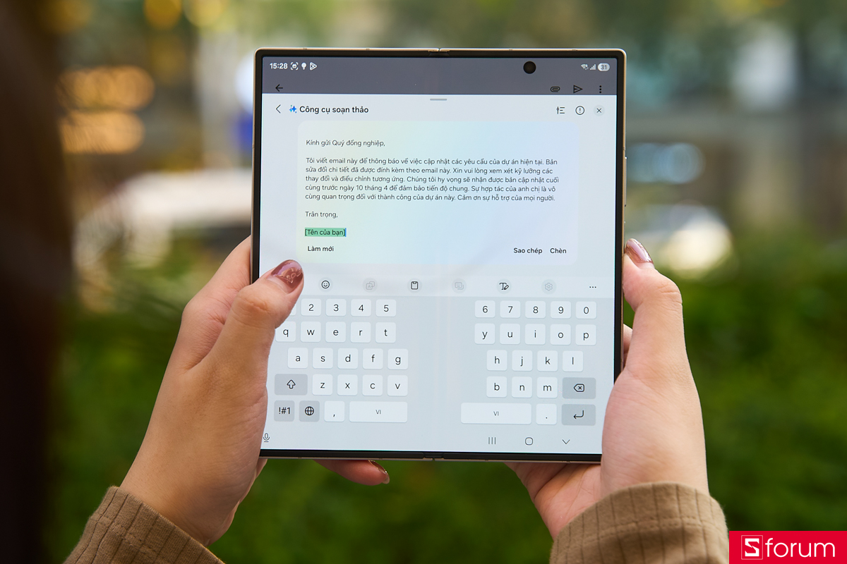 Galaxy AI soạn thảo email trên màn hình lớn