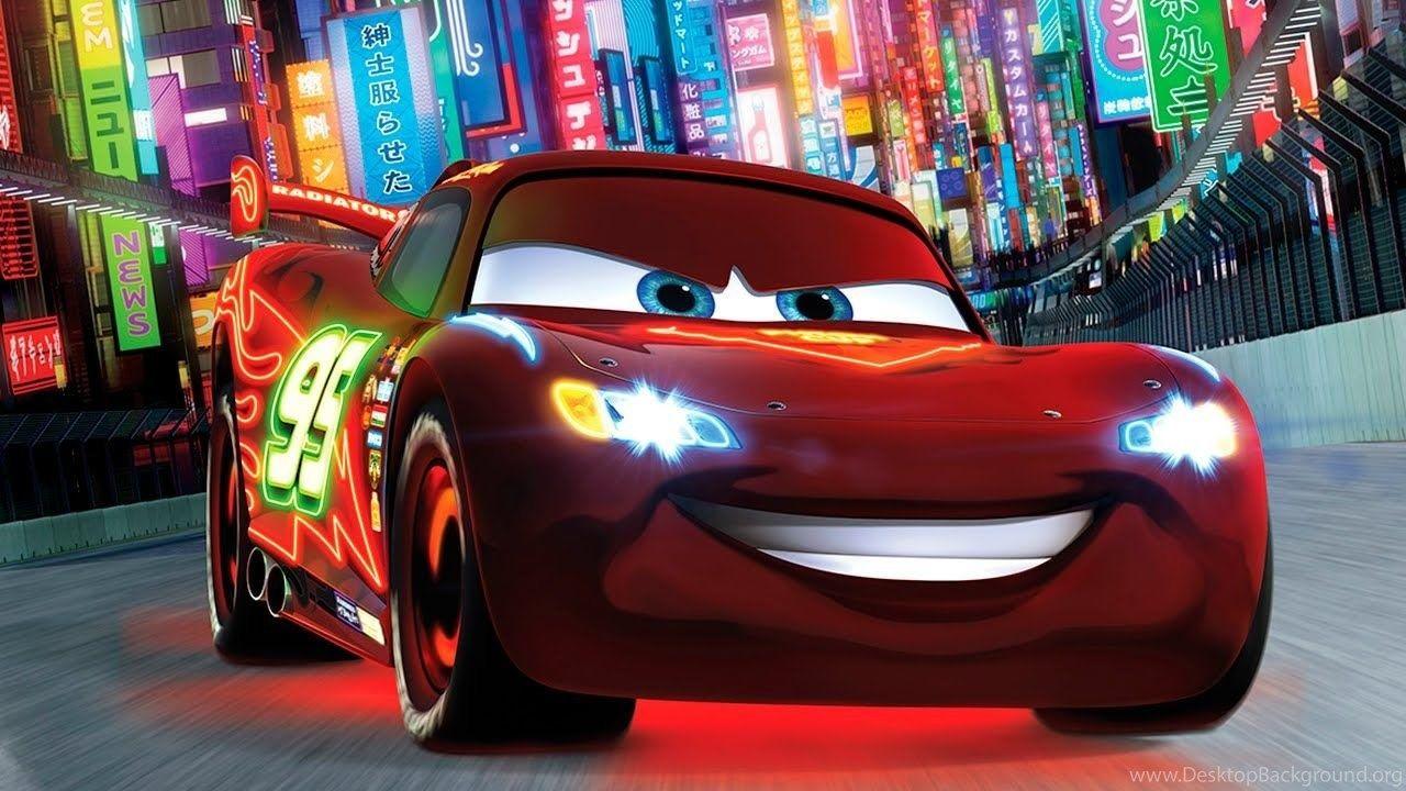 Chiếc xe Lightning McQueen trên đường đua