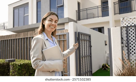 Mô tả: Hai người chuyên nghiệp bắt tay gặp mặt lần đầu trong phòng họp