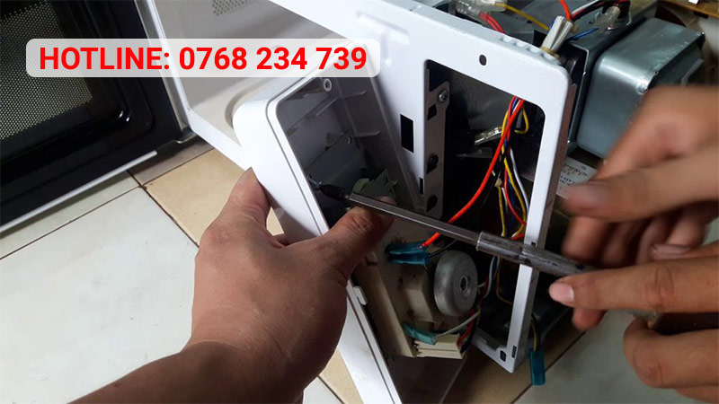 Kỹ thuật viên kiểm tra máy nước nóng