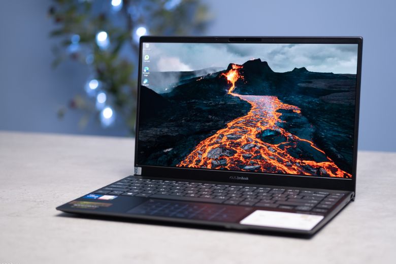 Laptop OLED hiển thị màu sống động