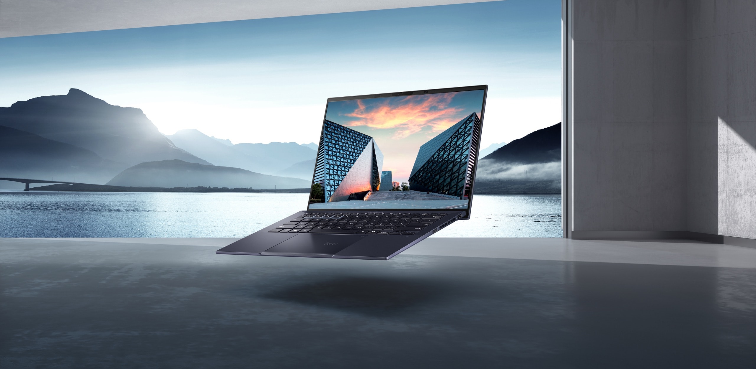 Laptop màn hình OLED trên bàn làm việc