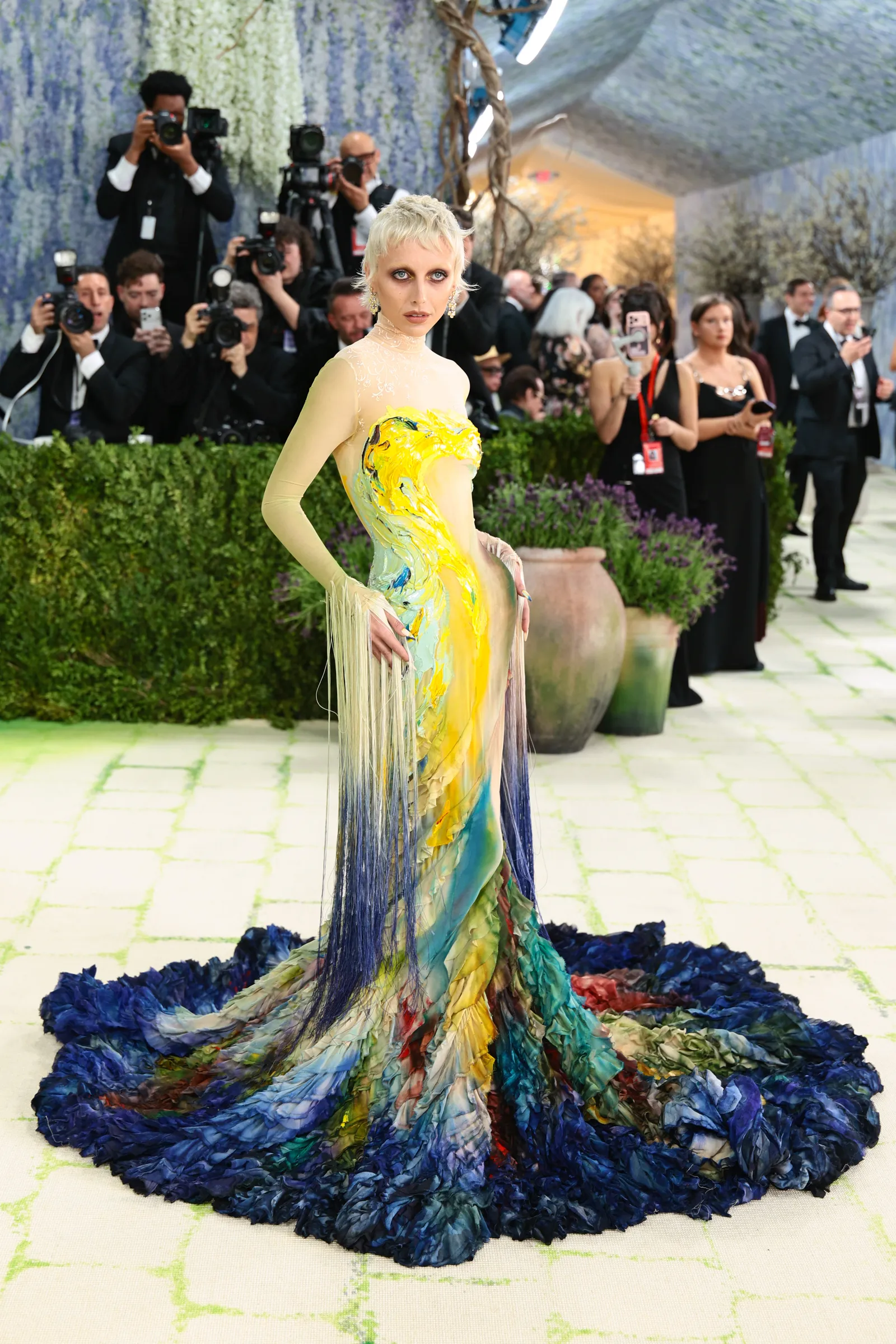 Bộ cánh của Emma Chamberlain tại Met Gala 2026, thể hiện cá tính rõ rệt và tinh thần tạo hình riêng biệt