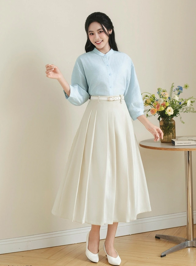 Chân váy xếp ly trắng với sơ mi xanh