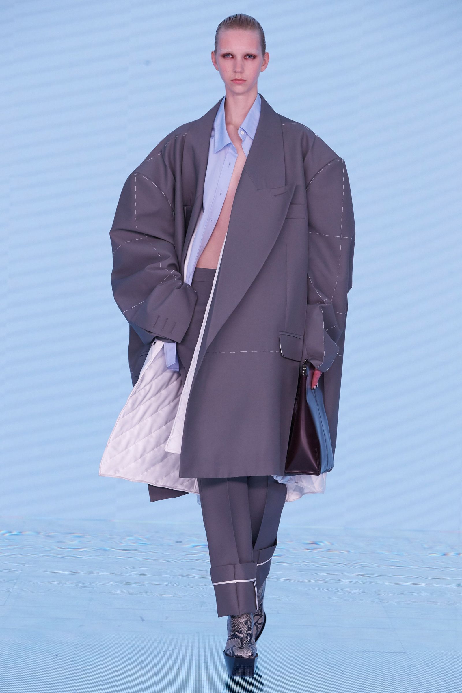 Thiết kế blazer oversized với đường cắt táo bạo mang dấu ấn của kiến trúc đương đại