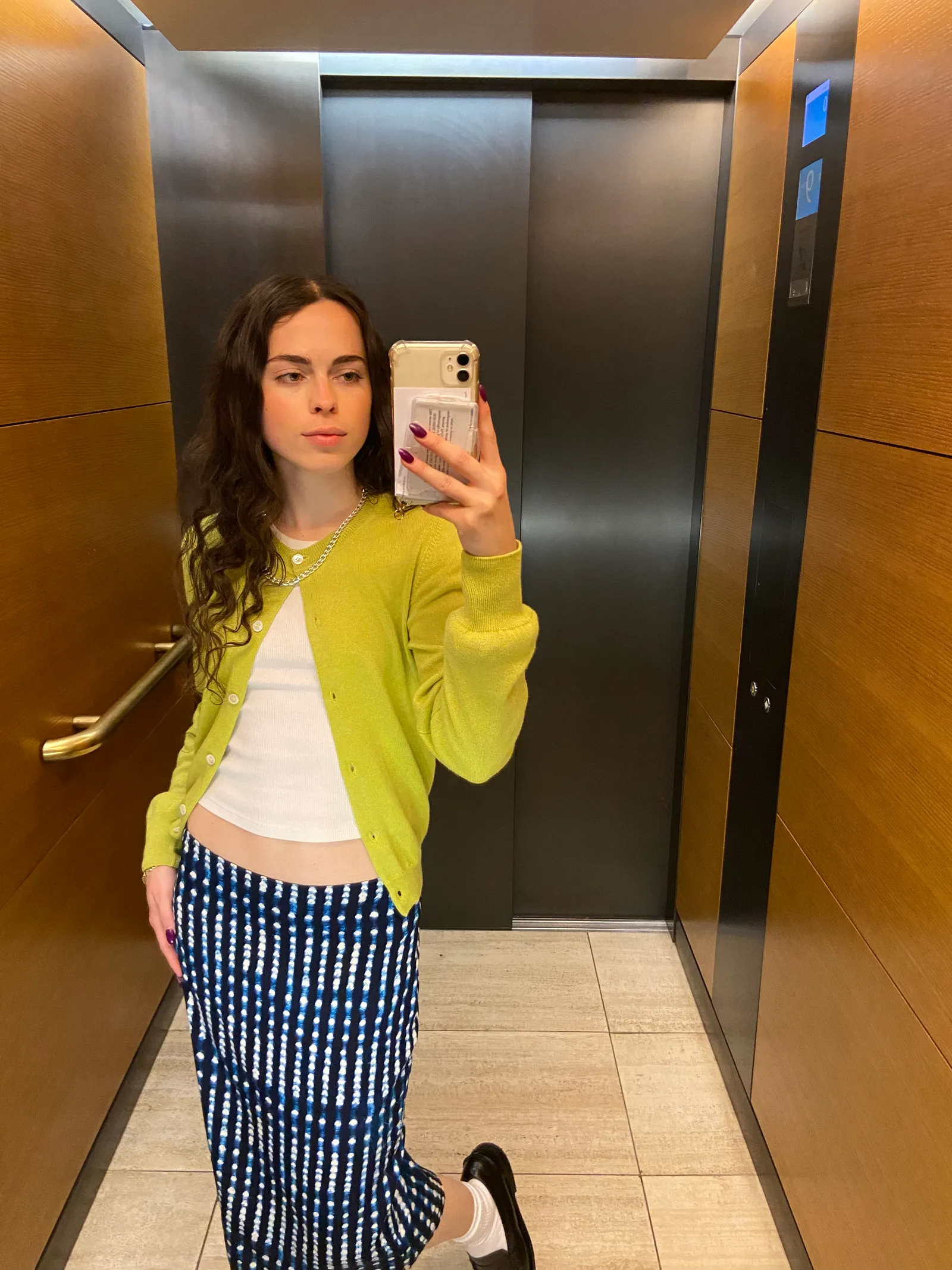 Cardigan màu nổi và chân váy midi tạo cảm giác hài hòa, dễ đi làm mùa hè