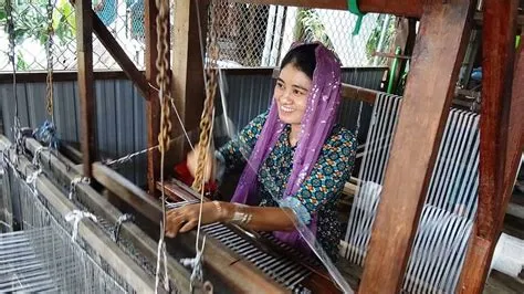 Quy trình dệt thổ cẩm của người Chăm, thể hiện kỹ thuật thủ công lâu đời
