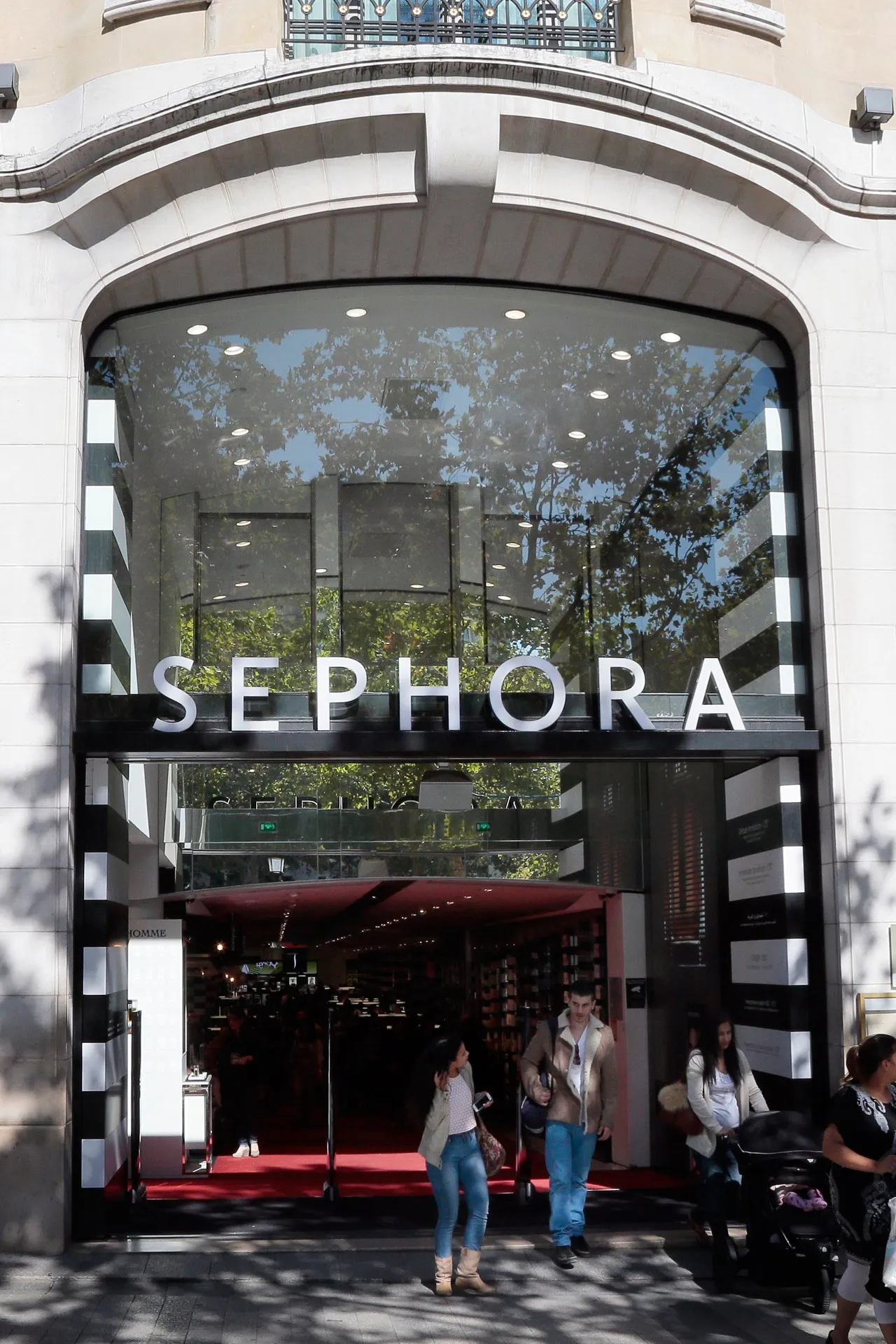 Sephora và tranh luận về cá nhân hóa sản phẩm dựa trên màu da, tuổi và dữ liệu khách hàng