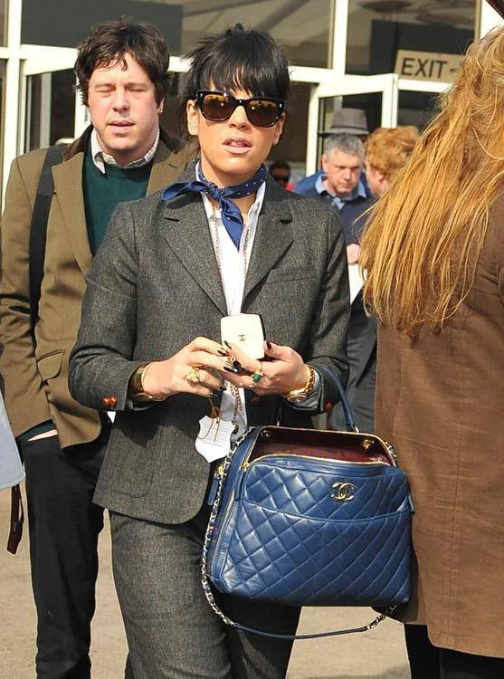 Lily Allen xách túi bowling bag từ Chanel