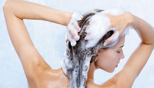 Gội đầu sạch sẽ giúp loại bỏ hóa chất