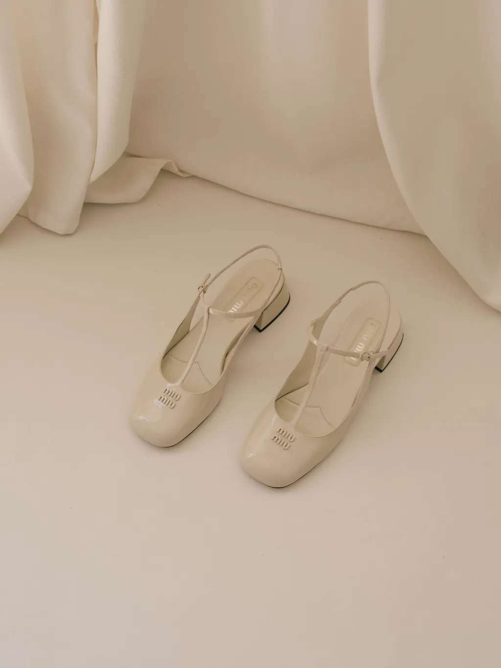 Phối hợp giày Mary Jane cổ điển của Miu Miu cùng tất cổ chân cho ngày cưới