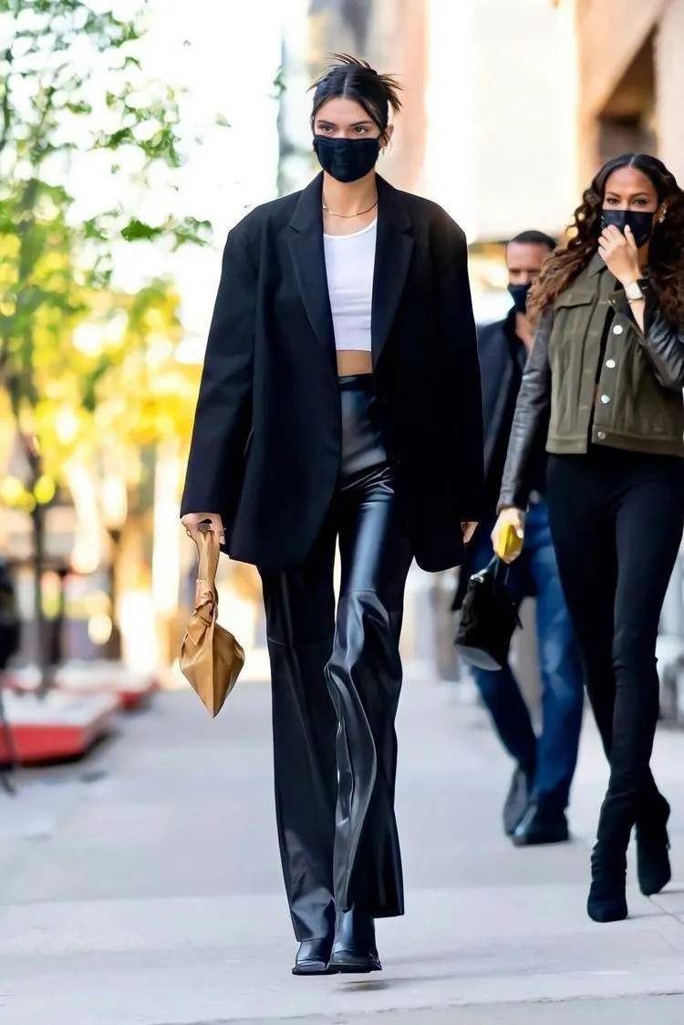 Áo blazer phối cùng croptop cá tính