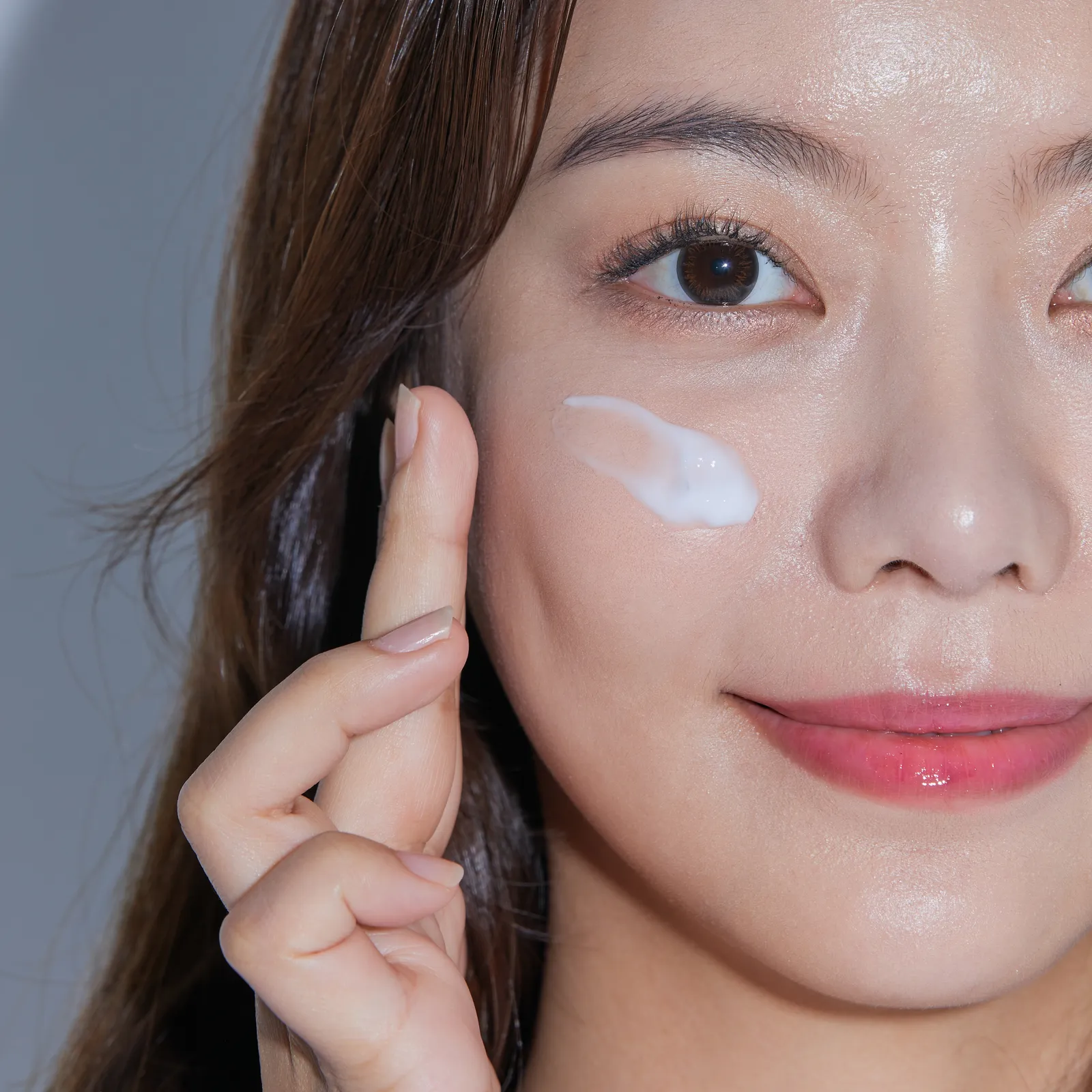 Kem chống nắng dạng kem lỏng và serum peptide của phong cách chăm da Hàn Quốc hiện đại