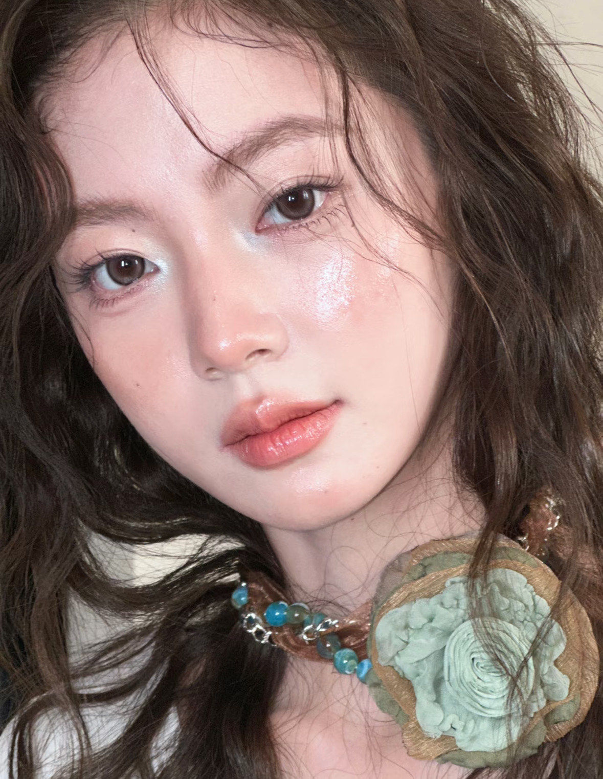 Phong cách trang điểm "Clean Girl" tự nhiên và tươi tắn
