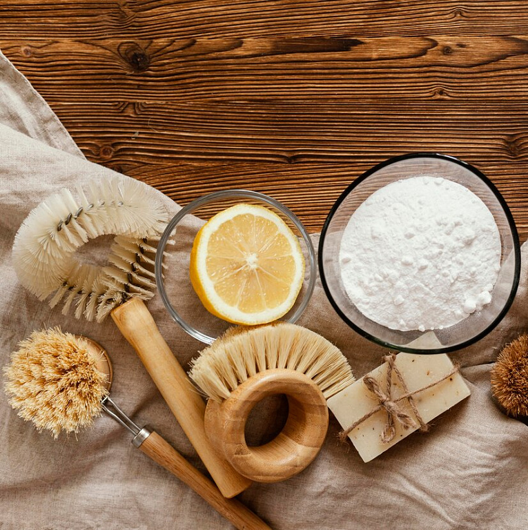 Tẩy sạch vết loang trên áo phao bằng baking soda và nguyên liệu tự nhiên