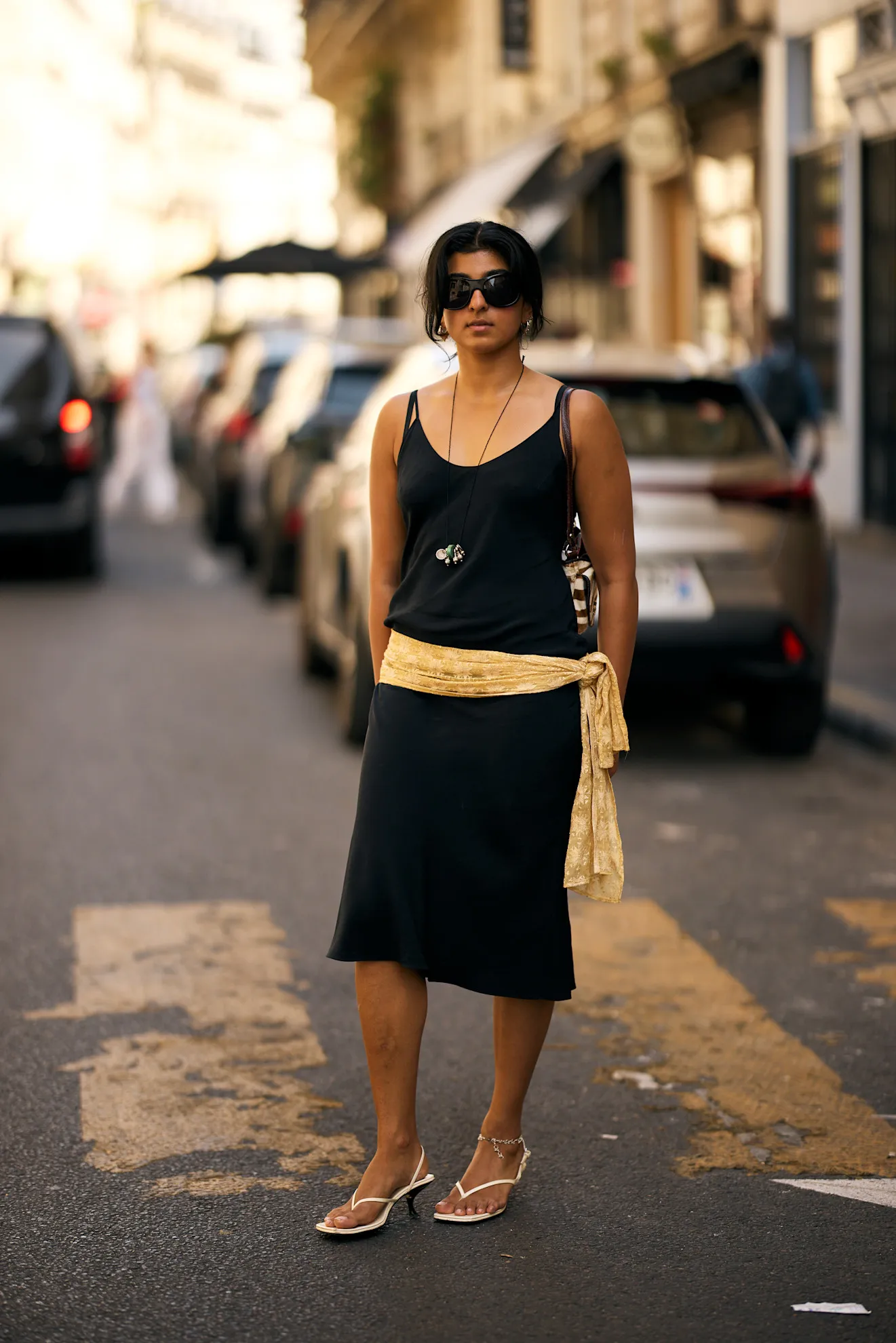 Street style Paris với maxi slip dress và phụ kiện vàng