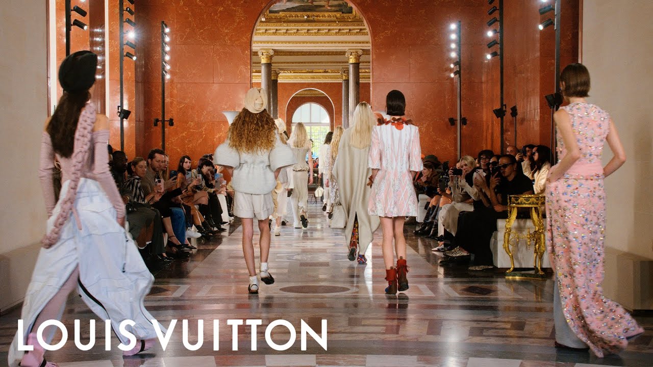 Show diễn Louis Vuitton Xuân Hè 2026 kết thúc trong không gian Palais Royal huyền ảo