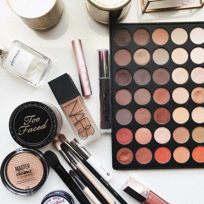 Che khuyết điểm cục bộ với concealer