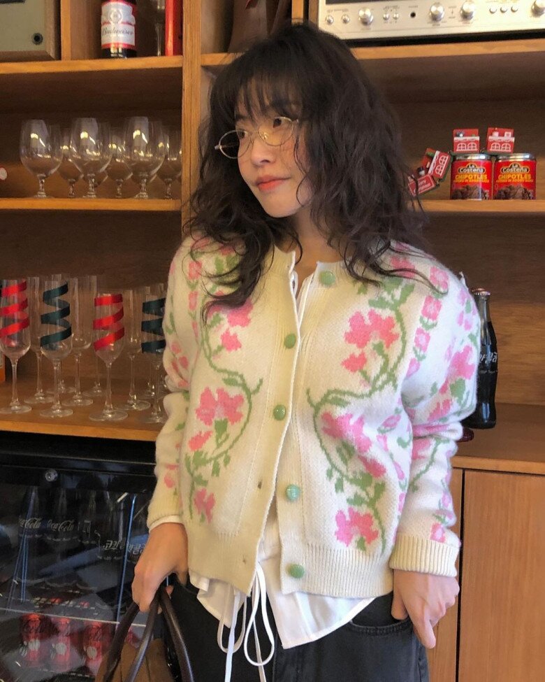 Cardigan hoa nổi bật nên đi cùng trang phục đơn sắc để tổng thể cân bằng