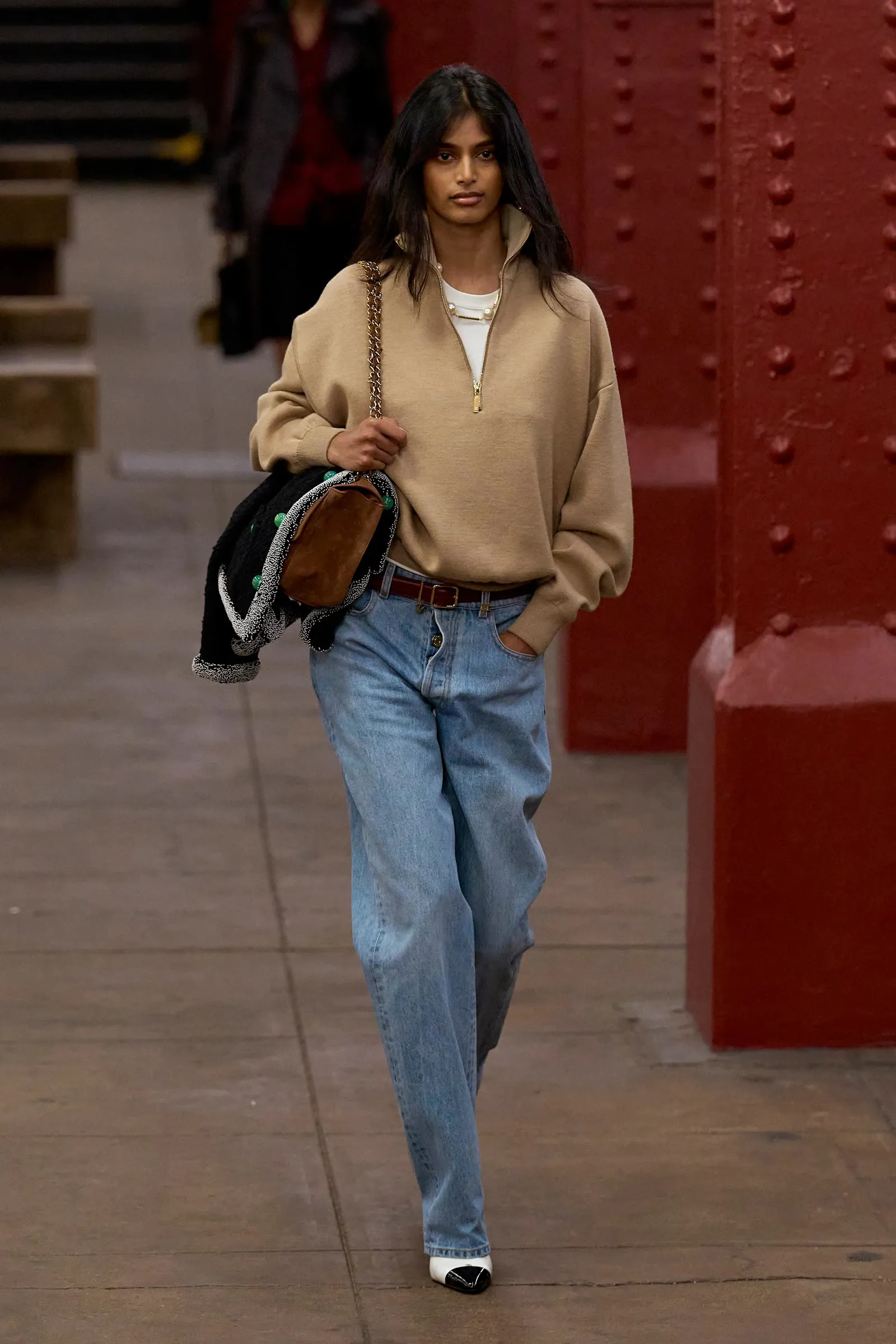 Áo len và quần jeans trong phối đồ xuân