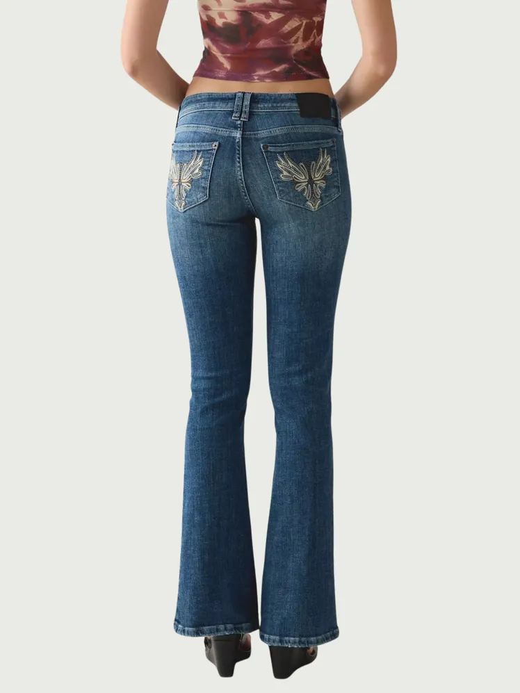 Tuscan mom aesthetic với quần jeans trang trí và tinh thần Y2K