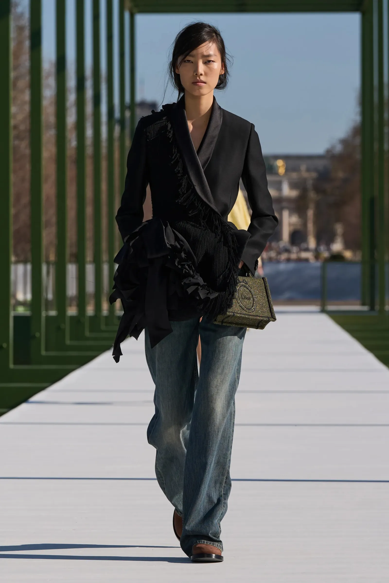 Áo khoác tuxedo và giày lười nâu trên sàn diễn
